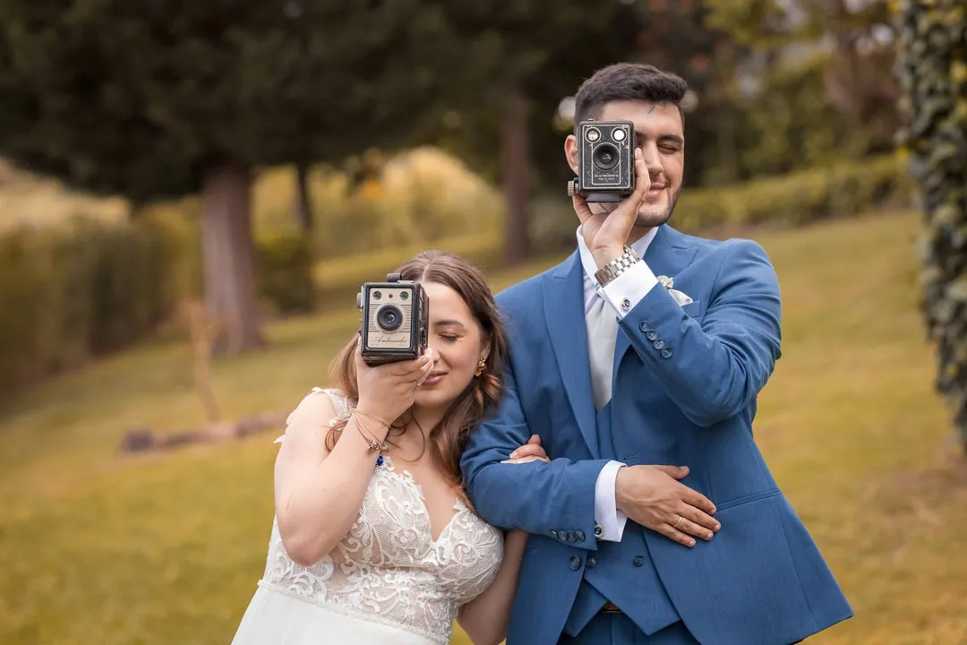 Os noivos a fotografar com câmaras antigas
