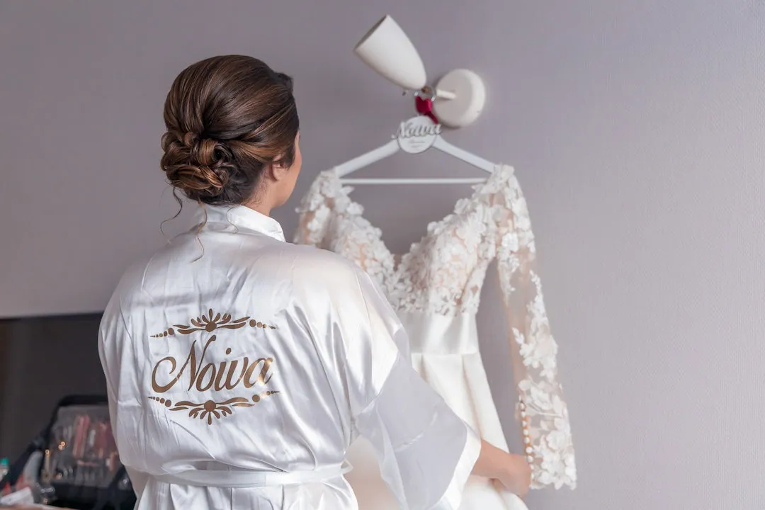 O roupão da noiva e o vestido